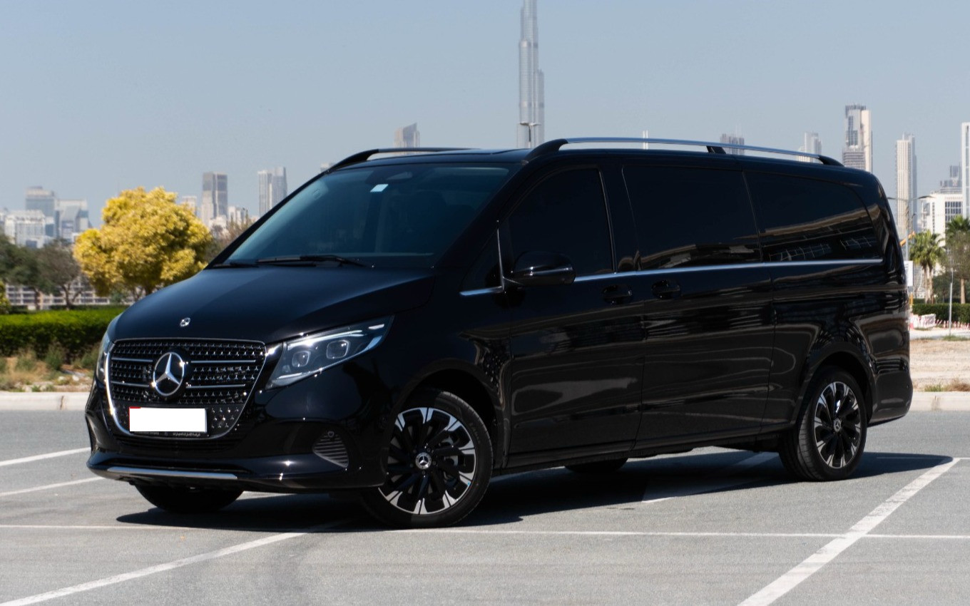 Mercedes V-Class minivan nera per servizio NCC Bari
